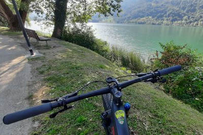 pedalare con il caldo lungo corsi d'acqua